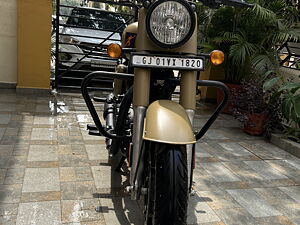 Second Hand Royal Enfield Classic Classic Signals - Dual Channel ABS in Ahmedabad
