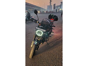 Second Hand Husqvarna Svartpilen 250 Standard in Surat