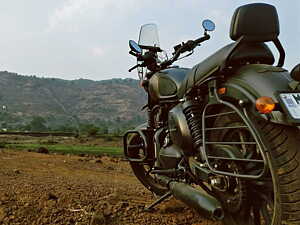 Second Hand Yezdi Roadster Smoke Grey - Inferno Red - Glacial White in Pune