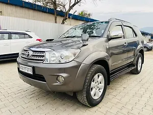 Second Hand टोयोटा फ़ॉर्च्यूनर 3.0 एमटी in गुवाहाटी