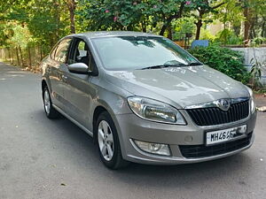 Second Hand Skoda Rapid 1.5 TDI CR Ambition AT with Alloy Wheels in Pune