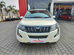 Second Hand महिंद्रा XUV500 w10 एडब्ल्यूडी ब्लैक इंटीरियर्स [2017] in नाशिक