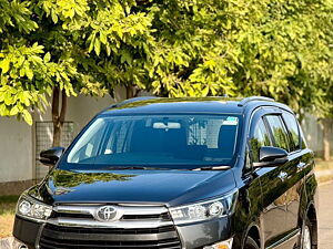 Second Hand Toyota Innova Crysta 2.4 V Diesel in Mohali