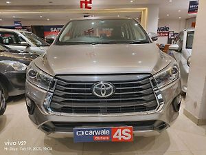 Second Hand टोयोटा इनोवा क्रिस्टा gx 2.4 एटी 8 सीटर in कानपुर