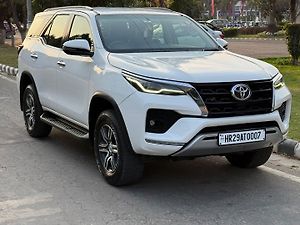 Second Hand टोयोटा फ़ॉर्च्यूनर 4x2 एटी 2.8 डीज़ल  in चंडीगढ़