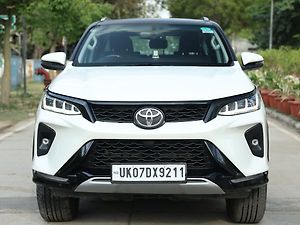 Second Hand Toyota Fortuner 2.8 4X2 AT in Delhi