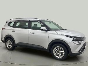Second Hand Kia Carens Prestige 1.4 Petrol MT 7 STR in Pune