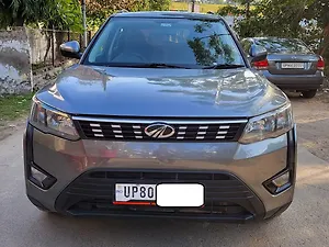 Second Hand महिंद्रा XUV300 w6 1.5 डीज़ल in आगरा