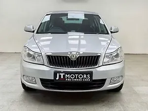 Second Hand स्कोडा लौरा एम्बिशन 2.0 tdi cr ऑटोमैटिक in पुणे