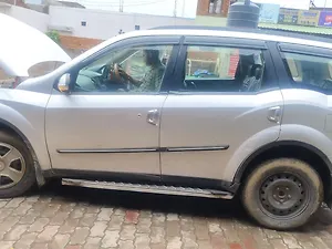 Second Hand महिंद्रा XUV500 w6 in लखनऊ