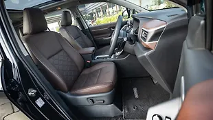 Toyota Innova Hycross Front Row Seats