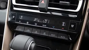 Maruti Suzuki Invicto AC Controls