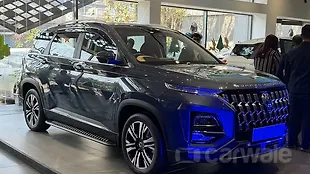 MG Hector Right Front Three Quarter