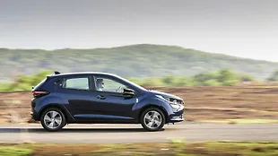 Tata Altroz Right Side View