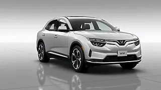 विनफ़ास्ट VF 8 ठीक सामने तीन चौथाई