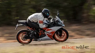 KTM RC 200 Action