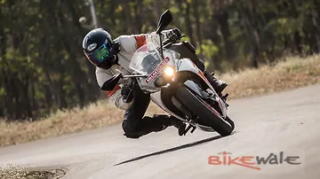 KTM RC 200 Cornering