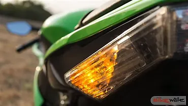 Kawasaki Ninja ZX-10R [2015] Front Three-Quarter Image – BikeWale