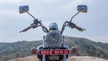 बजाज एवेंजर क्रूज़ 220 पीछे