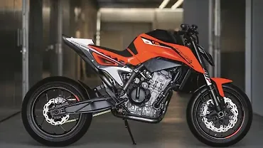 Camouflaged KTM Duke 390 spied testing in Europe - BikeWale Camouflaged KTM Duke 390 spied testing in Europe - BikeWale