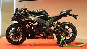 ユー 2017 Kawasaki Ninja ZX-10RR Photo Gallery - BikeWale
