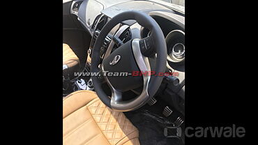 Mahindra XUV500 facelift interior spied