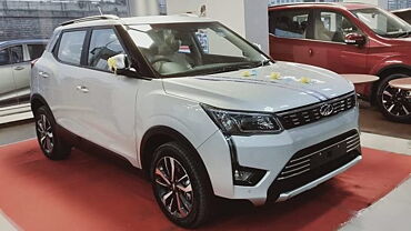 महिंद्रा XUV300 W8 (O) का वेरियंट 14 फरवरी को लॉन्च होने से पहले एक डीलरशिप पर देखा गया