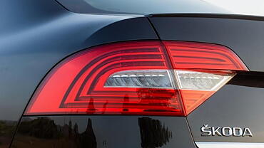 Skoda superb online tail light