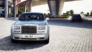 Discontinued Rolls-Royce Phantom 2016 Front View