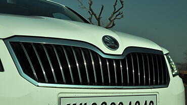 Discontinued Skoda Superb 2014 Front View