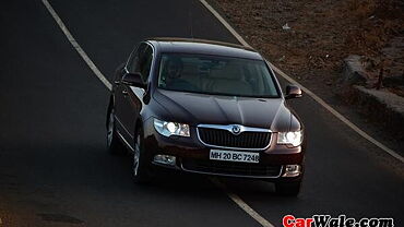 Discontinued Skoda Superb 2009 Front View