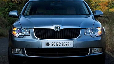 Discontinued Skoda Superb 2009 Front View