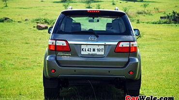 Toyota Fortuner [2009-2012] Rear View