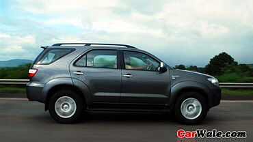 Toyota Fortuner [2009-2012] Left Side View
