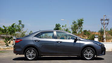 Discontinued Toyota Corolla Altis 2014 Exterior