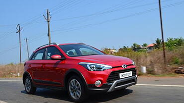 Discontinued Hyundai i20 Active 2015 Right Front Three Quarter