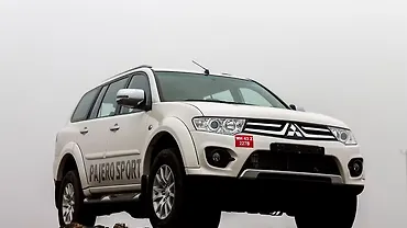Mitsubishi Pajero Sport Right Front Three Quarter Mitsubishi Pajero Sport Right Front Three Quarter