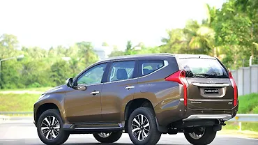 Mitsubishi Pajero Sport Rear View Mitsubishi Pajero Sport Rear View