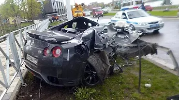 Russian footballer surviving this 170kmph GT-R crash defies belief