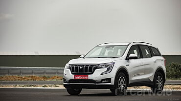 नई महिंद्रा XUV700 में मौजूद वेरीएंट्स के अनुसार फ़ीचर्स  