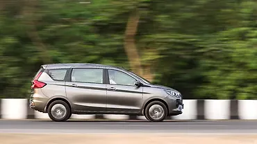 टोयोटा रुमियन राइट साइड का दृश्य