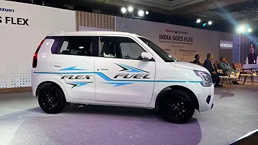 मारुति सुज़ुकी वैगन आर ठीक सामने तीन चौथाई मारुति सुज़ुकी वैगन आर ठीक सामने तीन चौथाई