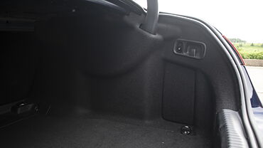 मर्सिडीज़ बेंज़ सी-क्लास बूट पीछे के सीट मोड़ने/ खोलने वाले स्विचेस