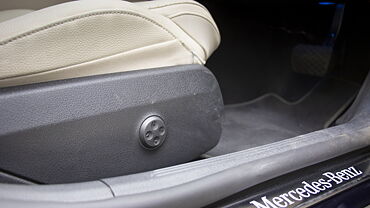 मर्सिडीज़ बेंज़ सी-क्लास ड्राइवर की सीट पर लम्बर एड्जस्टमेंट नॉब