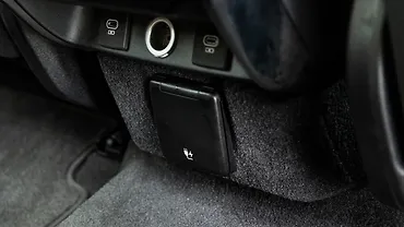 लैंड रोवर रेंज रोवर स्पोर्ट पीछे की ओर चार्जिंग पॉइंट