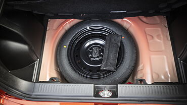 टोयोटा अर्बन क्रूज़र टाइज़र बूट के नीचे/ अतिरिक्त पहिया