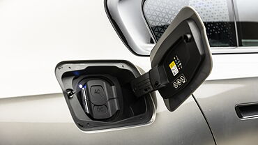 BMW i7 Open Fuel Lid