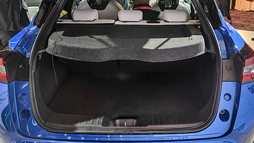 Nissan Juke Bootspace with Parcel Tray/Retractable