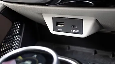 टाटा सफारी यूएसबी पोर्ट / ऑक्स / पावर सॉकेट / वायरलेस चार्जिंग