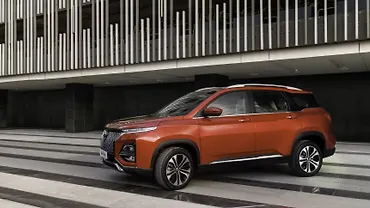 MG Hector Plus Left Front Three Quarter
